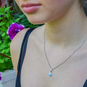 Náhrdelník so syntetickým opálom a kryštálmi Preciosa sv.modrý okrúhly 32083.1 lt.blue