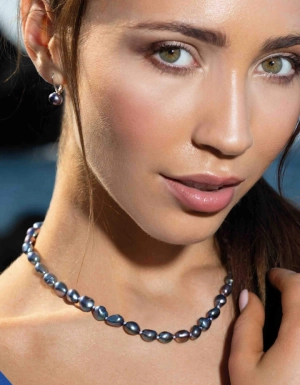 Perlový náhrdelník z pravých riečnych perál modrý 22027.3 peacock pozlátené zapínanie