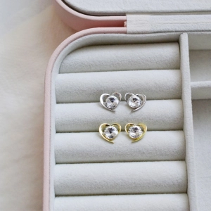 Pozlátené strieborné náušnice pecka s kryštálmi Swarovski biele srdce 31259.1