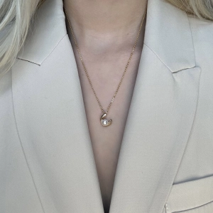 Pozlátený strieborný náhrdelník s pravou riečnou perlou v polkruhu so zirkónmi 22041.1