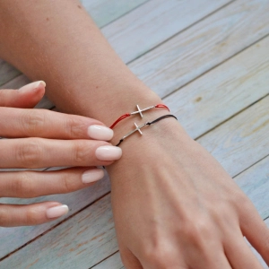 Kabbalah náramok so strieborným krížikom 13045.3 red