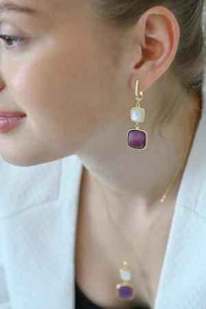 Pozlátené náušnice s ametystom a bielou perleťou 11742.3