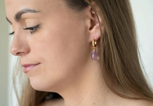 Pozlátené visiace náušnice kvapky s ametystom 11733.3