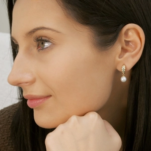 Pozlátené náušnice kruhy so zavesenou riečnou perlou 21126.1