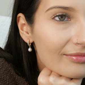 Pozlátené náušnice kruhy so zavesenou riečnou perlou 21129.1