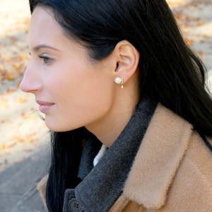 Pozlátené ozdobné náušnice s riečnou perlou 21122.1