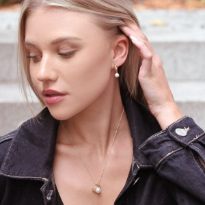 Pozlátený náhrdelník pavúčik s riečnou perlou 22054.1