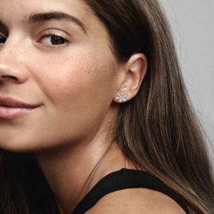 Trblietavé puzetkové náušnice s rastlinným motívom