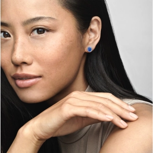 Výrazné trblietavé puzetkové náušnice