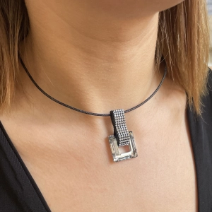 Kožený prívesok s kryštálmi čierny 34129.5