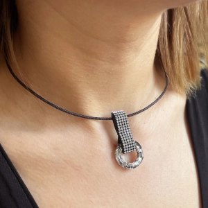 Kožený prívesok s kryštálmi čierny 34128.5